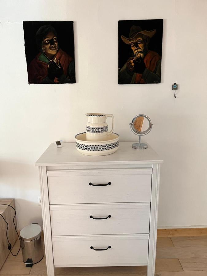 Chambre Papillon Avec Acces Terasse La Neuveville Exterior foto